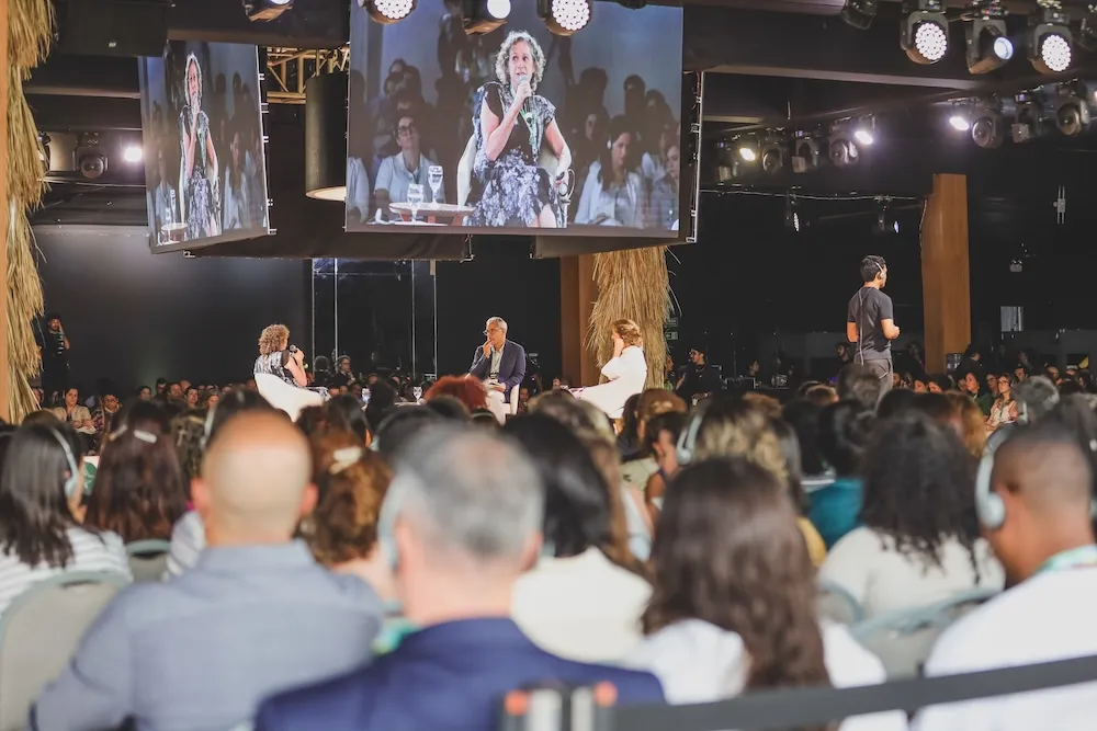 “Nós, brancos e ricos, precisamos começar a nos fazer perguntas difíceis”, provocou Abigail Disney, durante abertura do 13° Congresso GIFE, em Fortaleza